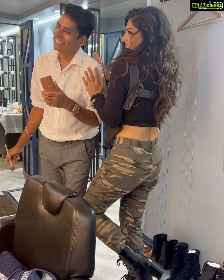 Raveena Tandon Instagram - Itni excitement, ke humlog ne apna hi BTS banaliya! The fun behind the scenes… hard work, a good team, and great memories forever... the welcome team... ♥️ #nofilter Mumbai, Maharashtra