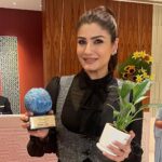 Raveena Tandon Instagram - All about yesterday . Honoured and grateful to be felicitated at the Society Achiever’s Giving back Forum & Felicitations Mumbai. Rudra Foundation is very grateful and Thanks you for the love and appreciation. Society & all of its Stalwarts, Backbones, Sung and Unsung heroes 🤍 Mumbai, Maharashtra