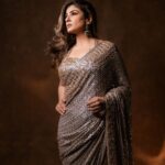 Raveena Tandon Instagram - In #MM with #MM ♥️! The #OG gang always … ! ♥️ the host with the most @manishmalhotra05 ♥️ दीपावली की शुभ रात्रियों का आरंभ! 🎉🙏🏻🪔🕉️🙏🏻 Glam by- @sshurakhan 📸- @kakali_das_photography