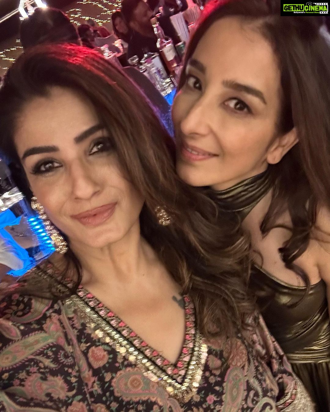 Raveena Tandon Instagram - What a wonderful celebration of milestones achieved .. with friends and family.. here’s wishing you a very happy birthday again my dear friend @namhind ! #desertnights #jaisalmer #mehbooba this track now will always remind me of this night! 😂😁♥️ Jaisalmer Dessert