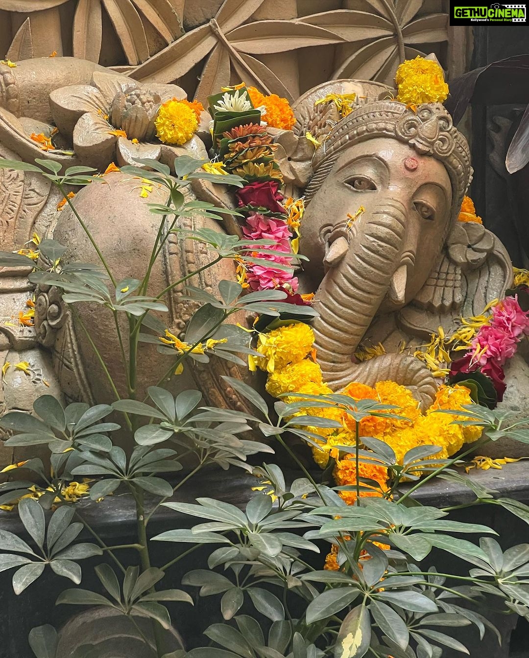 Raveena Tandon Instagram - #jaishreeram आप सभी को दशेरा की हार्दिक शुभकामनाएँ 🙏🏻🎉🕉️🎉🙏🏻