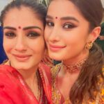 Raveena Tandon Instagram - Ashtami with #matarani and my #betirani .. thank you my dearest @bindiyadutta6 @siddhid11 @nidhiduttaofficial @binnoykgandhi #jpsaab for being amazing hosts always ♥️ Outfit- @theloom.in