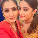 Raveena Tandon Instagram - Ashtami with #matarani and my #betirani .. thank you my dearest @bindiyadutta6 @siddhid11 @nidhiduttaofficial @binnoykgandhi #jpsaab for being amazing hosts always ♥️ Outfit- @theloom.in