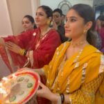 Raveena Tandon Instagram - Ashtami with #matarani and my #betirani .. thank you my dearest @bindiyadutta6 @siddhid11 @nidhiduttaofficial @binnoykgandhi #jpsaab for being amazing hosts always ♥️ Outfit- @theloom.in