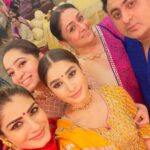 Raveena Tandon Instagram - Ashtami with #matarani and my #betirani .. thank you my dearest @bindiyadutta6 @siddhid11 @nidhiduttaofficial @binnoykgandhi #jpsaab for being amazing hosts always ♥️ Outfit- @theloom.in