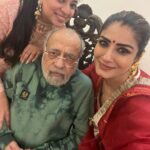 Raveena Tandon Instagram - Ashtami with #matarani and my #betirani .. thank you my dearest @bindiyadutta6 @siddhid11 @nidhiduttaofficial @binnoykgandhi #jpsaab for being amazing hosts always ♥️ Outfit- @theloom.in