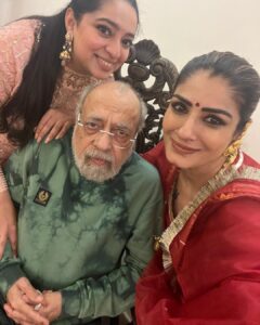 Raveena Tandon Instagram - Ashtami with #matarani and my #betirani .. thank you my dearest @bindiyadutta6 @siddhid11 @nidhiduttaofficial @binnoykgandhi #jpsaab for being amazing hosts always ♥️ Outfit- @theloom.in