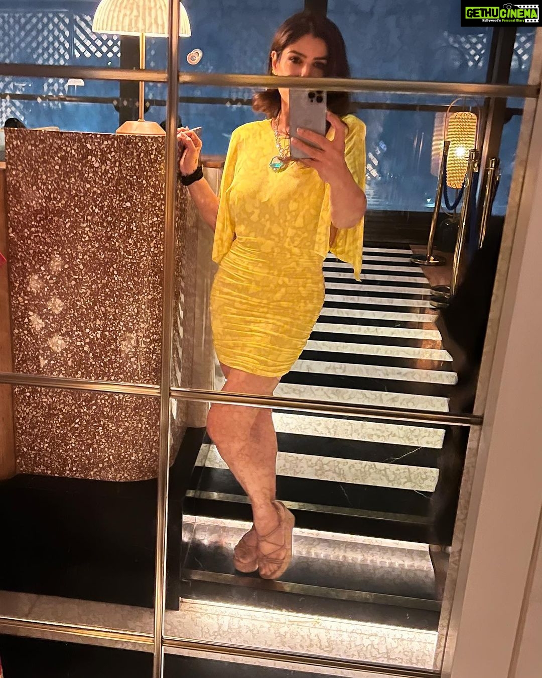 Raveena Tandon Instagram - A mirror on the wall ….💛