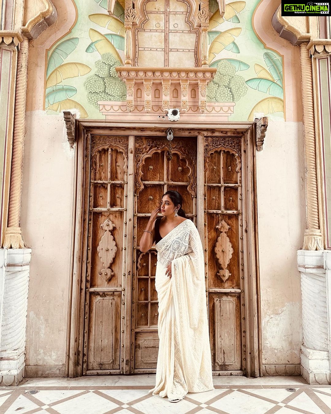 Rebecca Santhosh Instagram - Jaipur series ✨ . . . Saree : Amma’s wardrobe