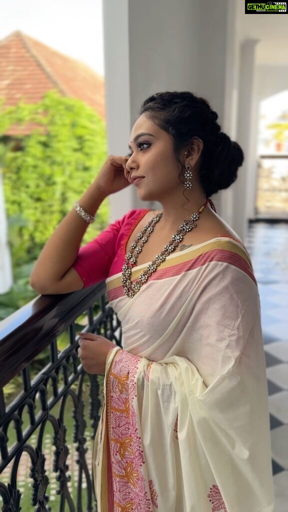 Rebecca Santhosh Instagram - ✨ . . MUH : @brownhue_makeup Saree : @bybbecca Onam collections Orenaments: @golden_cup_fashion_jewellery