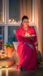 Reenu Mathews Instagram - Happy Diwali Fam ❤️ May this Diwali bring immense wealth, health , happiness & and prosperity to your lives😊
.
.
#happydiwali2023
#diwalivibes
#diwaliindubai 
#reelswithreenu 
#lovenlight 
#diwalidiyas