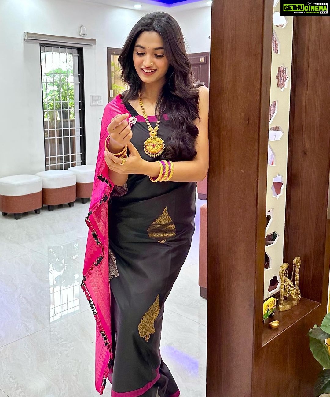 Reeshma Nanaiah Instagram - Wishing everyone a very Happy Deepavali.🪔✨ ಎಲ್ಲರಿಗೂ ದೀಪಾವಳಿ ಹಬ್ಬದ ಶುಭಾಶಯಗಳು 🪔✨ May this festival be as bright as the diyas and as sweet as the treats. Wishing you a safe and blessed celebration with your loved ones!❤️