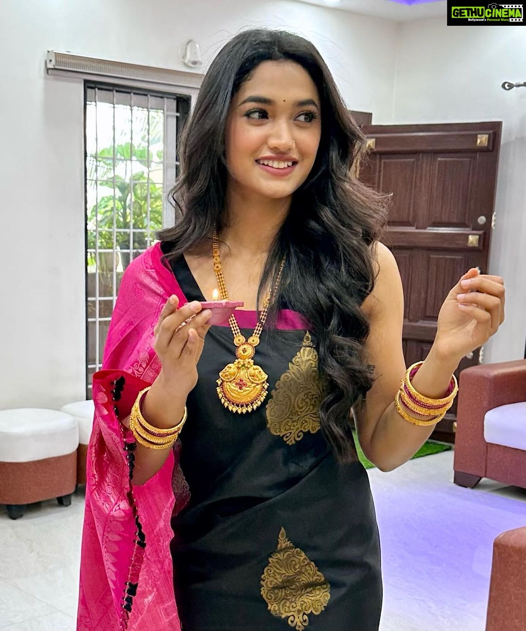 Reeshma Nanaiah Instagram - Wishing everyone a very Happy Deepavali.🪔✨ ಎಲ್ಲರಿಗೂ ದೀಪಾವಳಿ ಹಬ್ಬದ ಶುಭಾಶಯಗಳು 🪔✨ May this festival be as bright as the diyas and as sweet as the treats. Wishing you a safe and blessed celebration with your loved ones!❤️