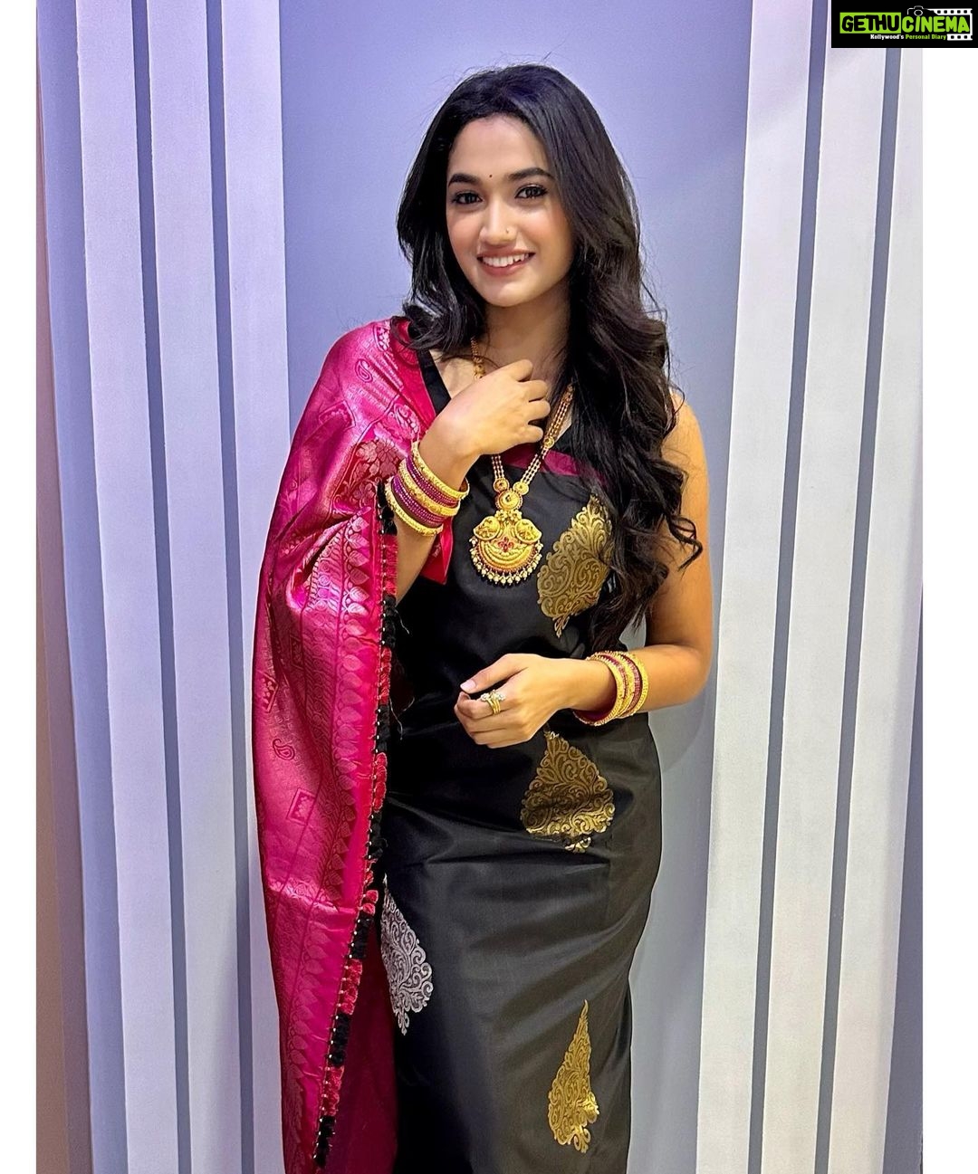 Reeshma Nanaiah Instagram - Wishing everyone a very Happy Deepavali.🪔✨ ಎಲ್ಲರಿಗೂ ದೀಪಾವಳಿ ಹಬ್ಬದ ಶುಭಾಶಯಗಳು 🪔✨ May this festival be as bright as the diyas and as sweet as the treats. Wishing you a safe and blessed celebration with your loved ones!❤️