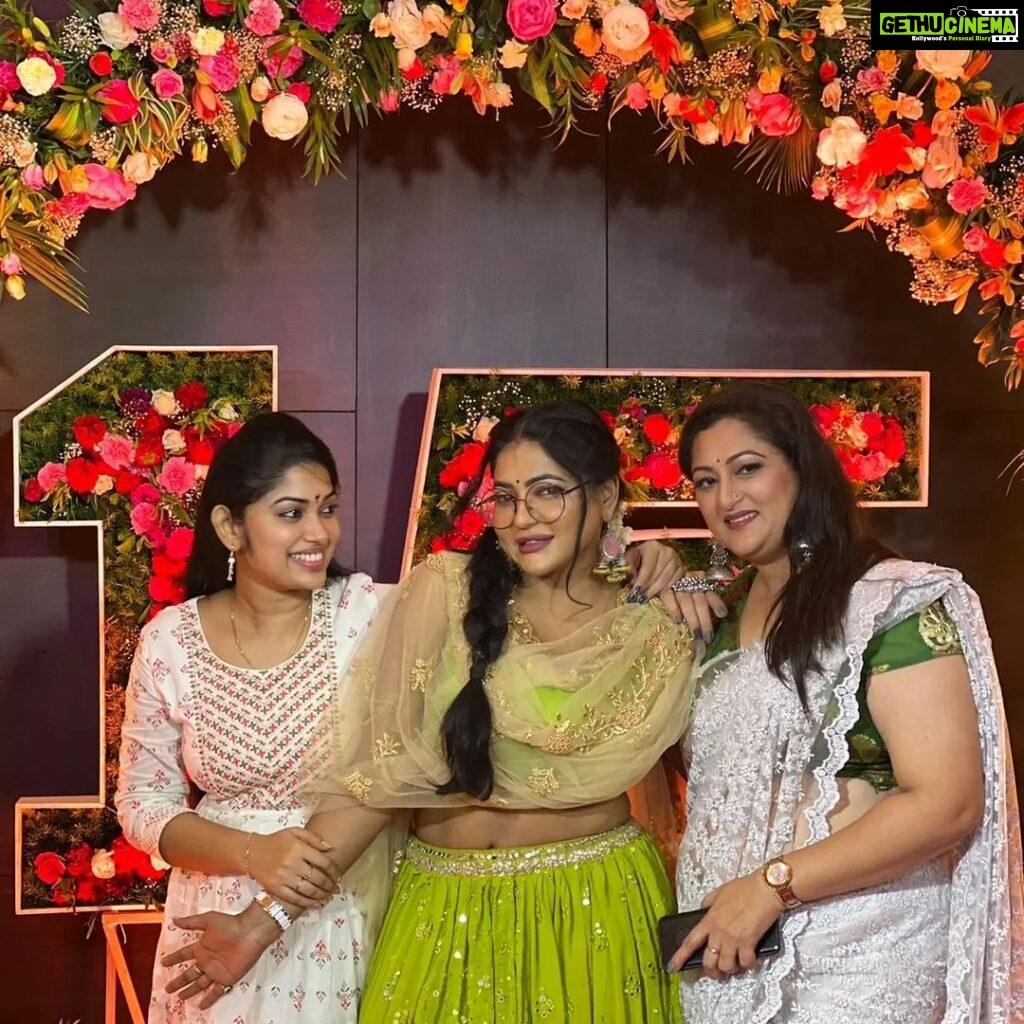 Rekha Krishnappa Instagram - With my folks ❤ #zeenominations #zeeawards2023 #friendsforever #friendshipgoals #tamilartist The Leela Palace, Chennai