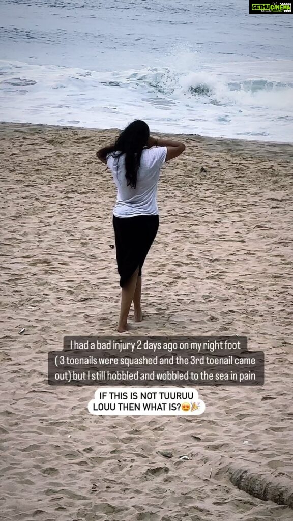 Renu Desai Instagram - If you think no one is watching, someone is always watching👀 (Especially if you travel with paparazzi friends🤪) Also don’t miss the moment when my soul left my body in pain for a second when the sea water hit my feet😮‍💨 Varkala