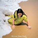 Renu Desai Instagram - My ruthless paparazzi friends enjoying me being tossed around and getting grilled by the sea🤣🤪🥳 Varkala Beach