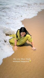 Renu Desai Instagram - My ruthless paparazzi friends enjoying me being tossed around and getting grilled by the sea🤣🤪🥳
