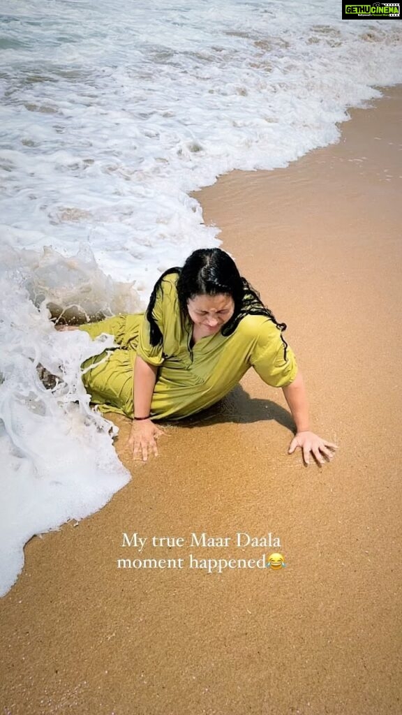 Renu Desai Instagram - My ruthless paparazzi friends enjoying me being tossed around and getting grilled by the sea🤣🤪🥳 Varkala Beach