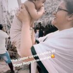 Renu Desai Instagram - (My makeup person Sachin is saying in Marathi that he wanted to come to you only Ma’am) This little cutie just wanted to come to me for some reason…he was so happy when I was playing with him and he happily fell asleep in my lap later and that is where we got the poster of my character Hemalatha Lavanam which got so much love 🥰 Hyderabad