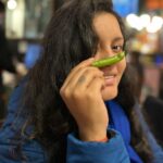 Renu Desai Instagram - Today i share with you my intense love for eating raw green peas which Aadya finds so funny…🤪 every year I wait for December eagerly so I get to eat fresh green peas and chana. I can easily eat a box full of them like a goat 🐐 and still be sad when it is over 😁🥲 This was captured on the roads and cafes of Delhi by Aadya the paparazzi 👻 Khan Market,Delhi