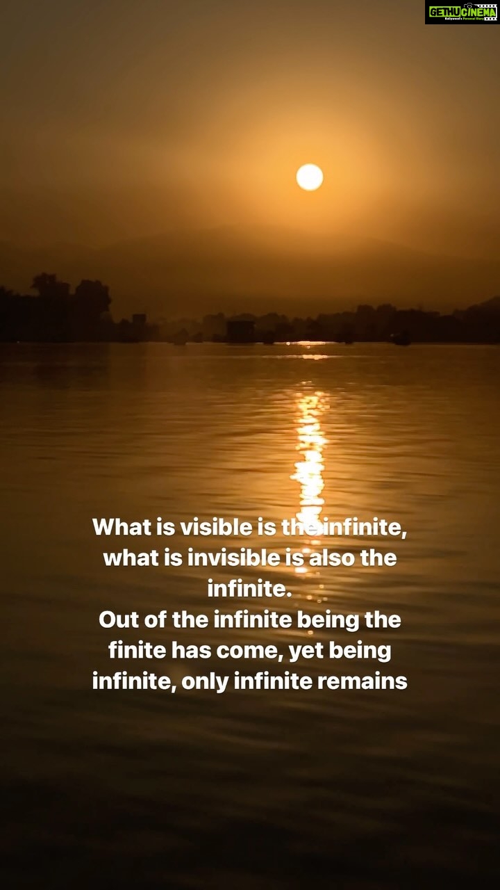 Renu Desai Instagram - This is exactly how the sunset was. No edit, no filter, just the original version as shot with my iPhone🩵 Dal Lake, Kashmir