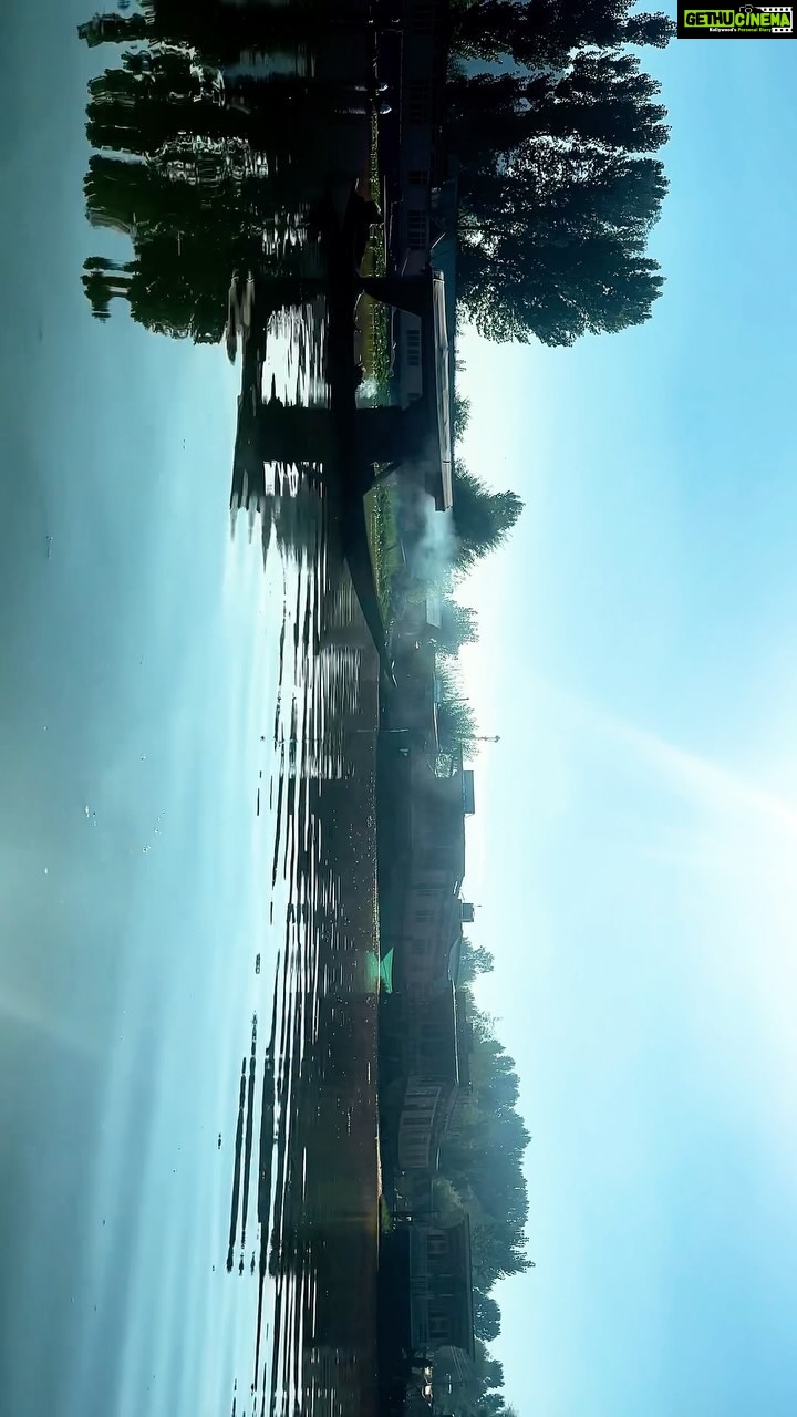 Renu Desai Instagram - I want to be as chill as the guy chilling on his shikara on a Thursday afternoon 🩵 Dal Lake