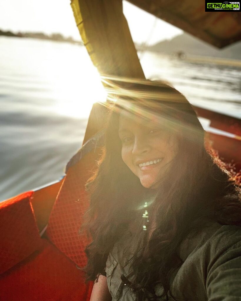 Renu Desai Instagram - Sometimes happiness comes in the form of sunsets and a shikara ride🥰 Dal Lake