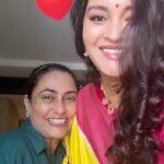 Renu Desai Instagram – @roshanbanker did my hair for my first ever photo shoot when I was just 16yrs old…last we worked together was in 2021…today she got me ready for the Tiger Nageshwararao trailer launch…how time flies but the awesome memories still remain intact🩵🎉 Novotel Mumbai Juhu Beach