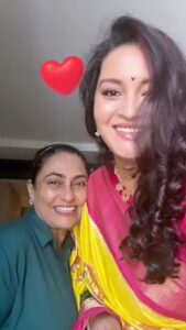 Renu Desai Instagram - @roshanbanker did my hair for my first ever photo shoot when I was just 16yrs old…last we worked together was in 2021…today she got me ready for the Tiger Nageshwararao trailer launch…how time flies but the awesome memories still remain intact🩵🎉