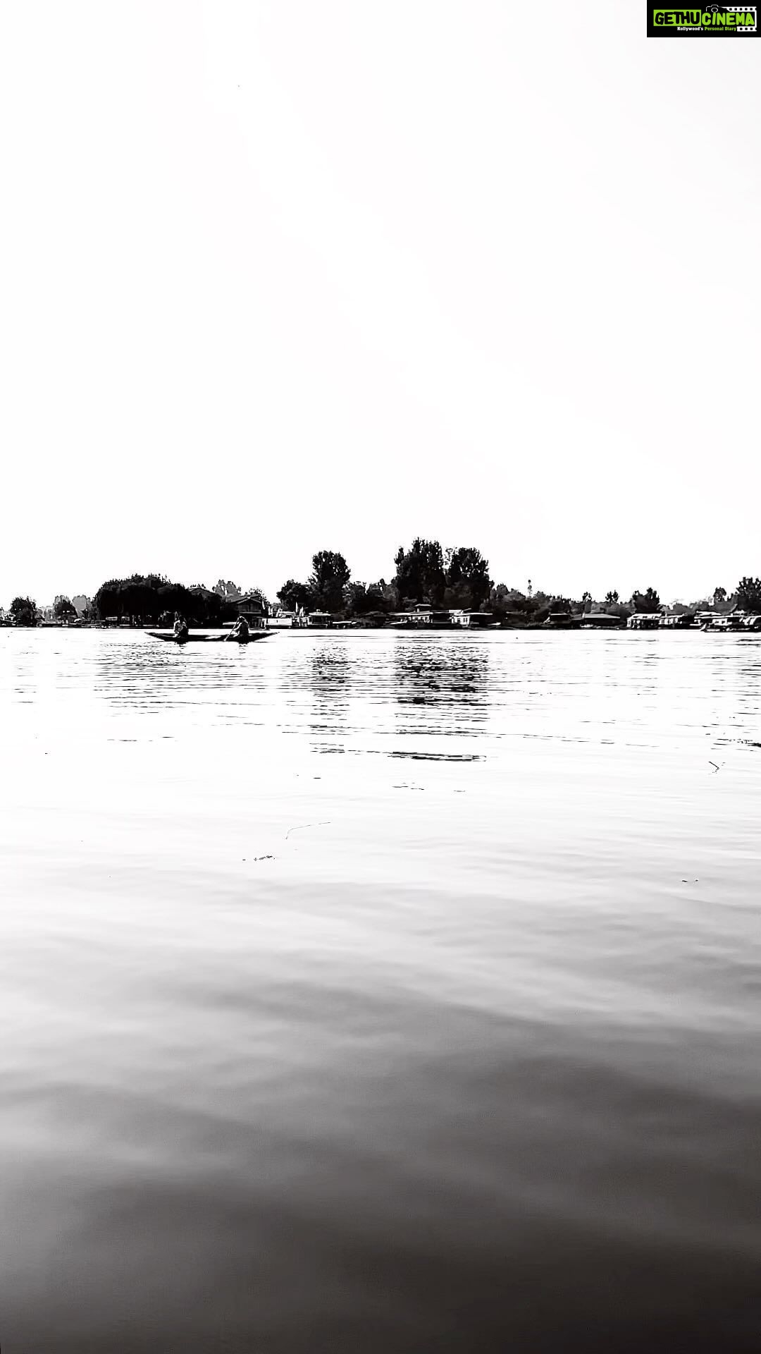 Renu Desai Instagram - The peace of monochromes…🖤 Dal Lake, Kashmir