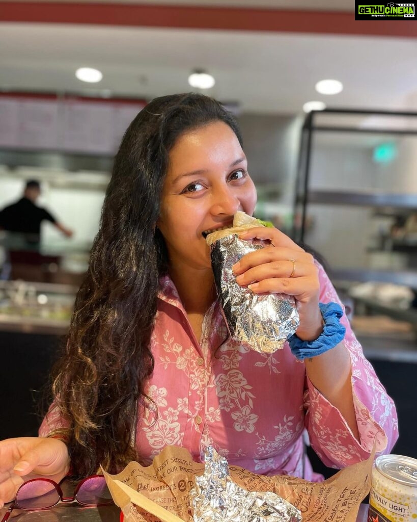 Renu Desai Instagram - Eating a burrito in public is either an act of bravery or an art mastered over years 🤪 Major missing happening of Chipotle😭 London, United Kingdom