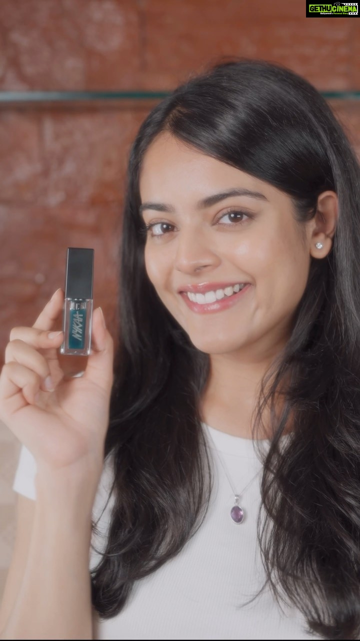 Riddhi Kumar Instagram - Trying the viral PH lip gloss oil from @nykaabeauty ! 🩷 It feels, smells and looks amazing and the best part about this gloss (which I’m sure we ALL can relate to) is that it’s doesn’t stick to my hair!! I’m really happy with its texture and how smoothly it glides, guess I found my new favourite lip shade ☺️ @mynykaa #nykaacosmetics #nykaabeauty #lipglossoil #glossitup