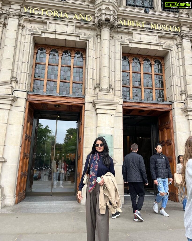 Riddhi Kumar Instagram - Tourist tour Victoria&Albert Museum, London