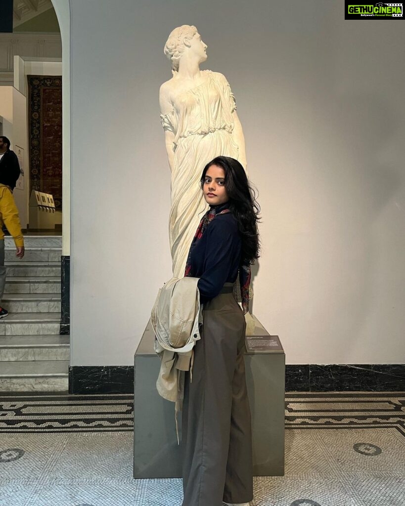 Riddhi Kumar Instagram - Tourist tour Victoria&Albert Museum, London