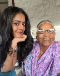 Riddhi Kumar Instagram - Favourite flower favourite females 🧏🏻‍♀️