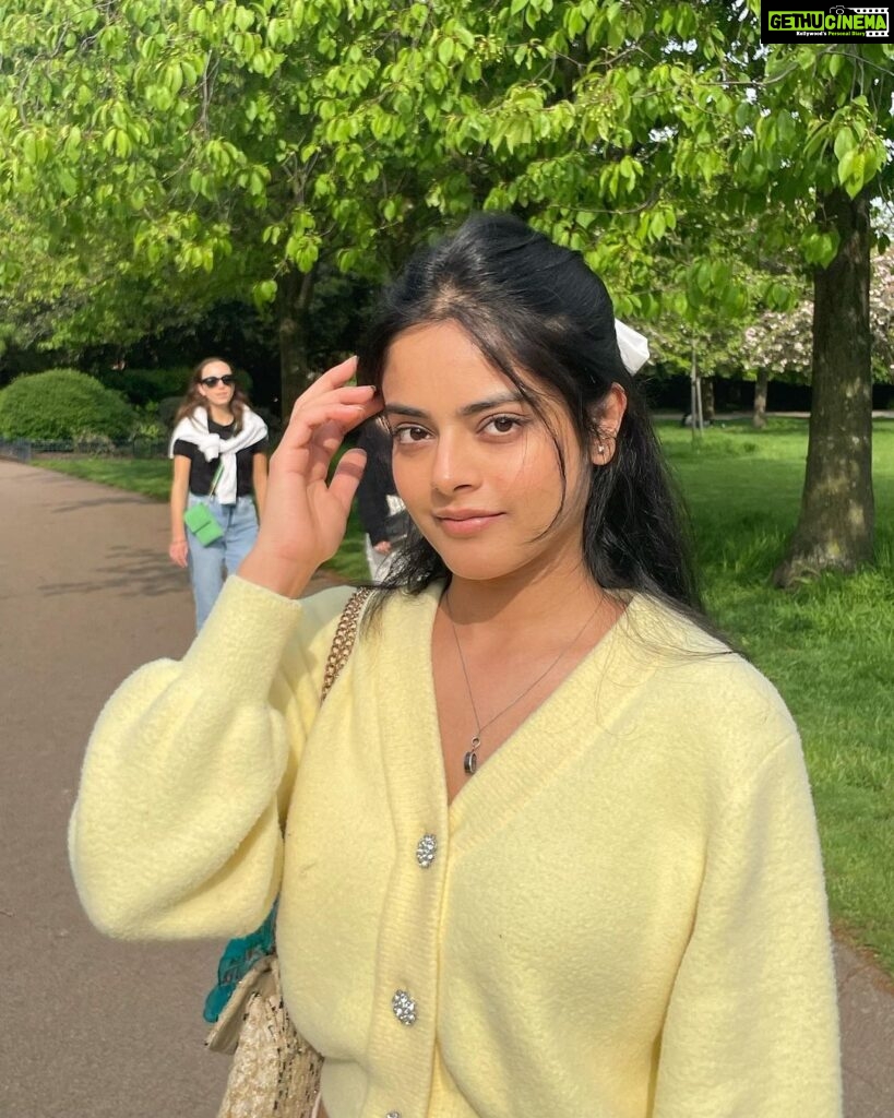 Riddhi Kumar Instagram - Sunshine on my mind ☀️ Victoria Park, London