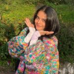 Riddhi Kumar Instagram - Keeping myself warm this winter with my handmade knitwear. Was so excited to wear these cuties at @diff.india 💕 Also, swipe to see who joined this photo sesh 🐶 Mcleod Gunj, Dharmshala