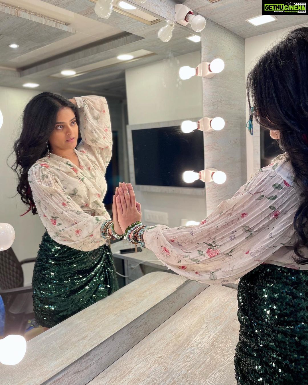 Riddhi Kumar Instagram - Thank you all so much for the love pouring in for Shanaya! 💕 Crash Course has been such a beautiful dream and I’m still snoring my days away not wanting to wake up anytime soon haha! To all the DMs and voice notes and comments and msgs I’ve been reading and hearing all of it with moist eyes and some butterflies. Thank you @owlet.films for having me on board and such a smooth journey. Thank you @manish.hariprasad sir and @rainaroy6 for giving me Shanaya and her incredible story. For being a mentor and a friend. Thank you @vjymaurya sir for your guidance and for being my first and best Co actor on set and for introducing me to another level of the craft that I didn’t even know I could touch for a long time. Thank you @primevideoin for this beautiful debut. I’m so grateful to be a part of the family now. Last but NEVER the least a huge thanks to all my incredible Co actors and friends for being themselves and giving their everything to the show @anveshavij @hetalgada19 @reel_anushka @hridhuharoon @mohit_solanki_1_ @bhavesh_roxx @aryan01s @pranaypachauri @bhanuudayofficial @justudit Grateful and proud of this journey that has just begun! 🦋 #crashcourseonprime #crashcourse #primevideo