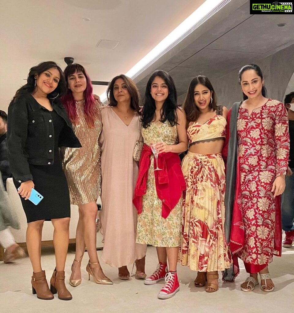 Riddhi Kumar Instagram - GIRL GANG 💥 What an honour it has been to be able to cross boundaries and be a part of such an inspiring female driven story. Kudos to @mozezsingh @ancientfeline @stu.much for having written this incredible tale! Mumbai, Maharashtra