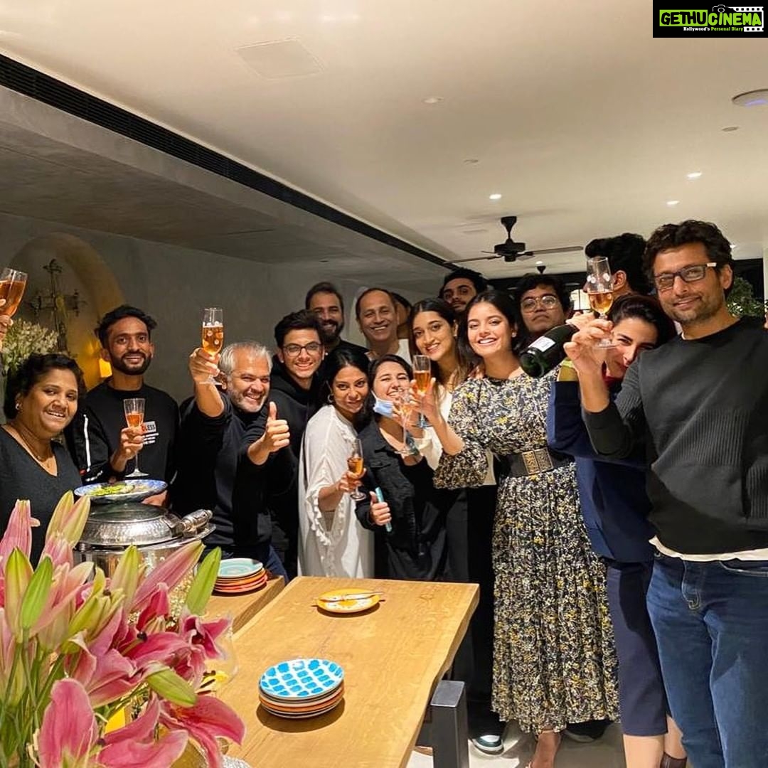 Riddhi Kumar Instagram - Cheers from team HUMAN 🥂 Thank you for the lovely evening @shefalishahofficial Ma’am and Vipul sir! (YOUR HOUSE IS GORGEOUS.) It was so incredible to meet the wonderful actors and people that you all are 💕 Also, we missed you @mozezsingh sir!🥺 Human is now streaming on @disneyplushotstar 💉 Mumbai, Maharashtra