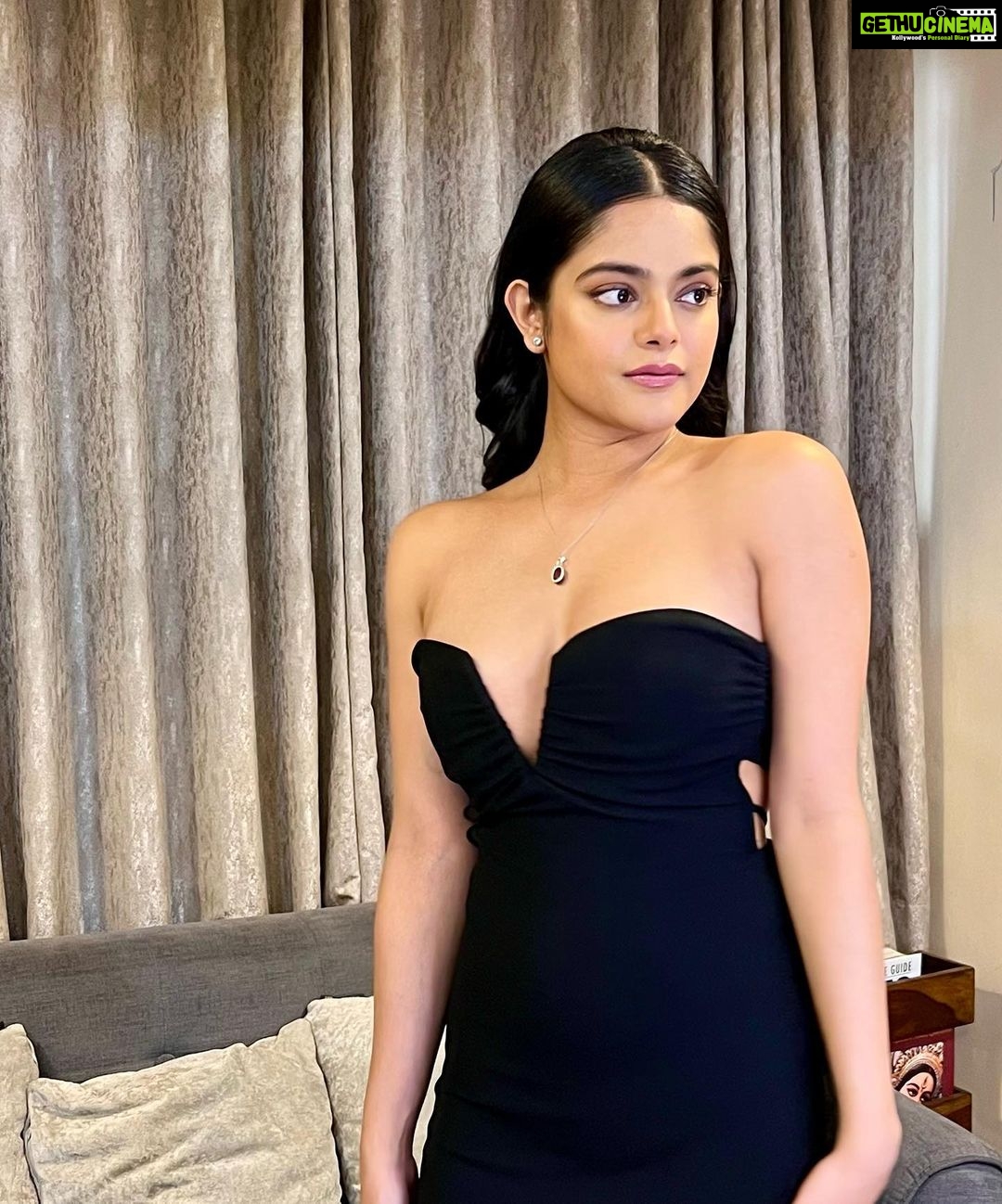 Riddhi Kumar Instagram - About last night ✨ So grateful and honoured to be a part of the @primevideoin family. Thank you so much @manish.hariprasad @vjymaurya @rainaroy6 for having me onboard and giving me this incredible character. Feeling very blue today but there’s no other color I want right now! 💙🤗 @owlet.films MUA @jui_themakeupartist National College Bandra
