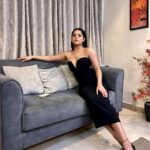 Riddhi Kumar Instagram - About last night ✨ So grateful and honoured to be a part of the @primevideoin family. Thank you so much @manish.hariprasad @vjymaurya @rainaroy6 for having me onboard and giving me this incredible character. Feeling very blue today but there’s no other color I want right now! 💙🤗 @owlet.films MUA @jui_themakeupartist National College Bandra