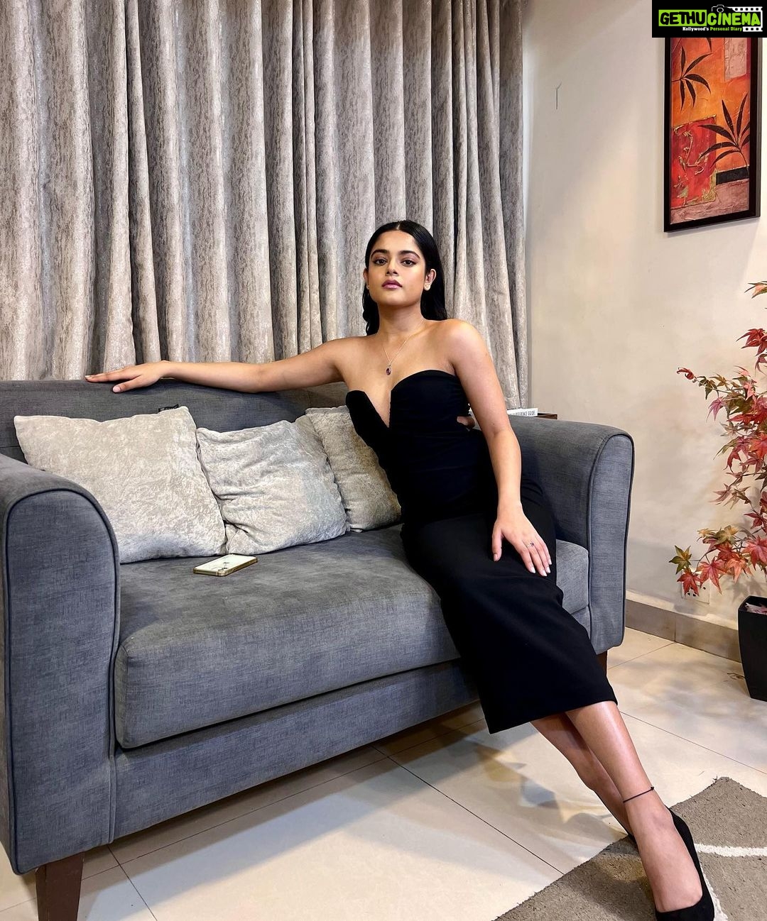 Riddhi Kumar Instagram - About last night ✨ So grateful and honoured to be a part of the @primevideoin family. Thank you so much @manish.hariprasad @vjymaurya @rainaroy6 for having me onboard and giving me this incredible character. Feeling very blue today but there’s no other color I want right now! 💙🤗 @owlet.films MUA @jui_themakeupartist National College Bandra