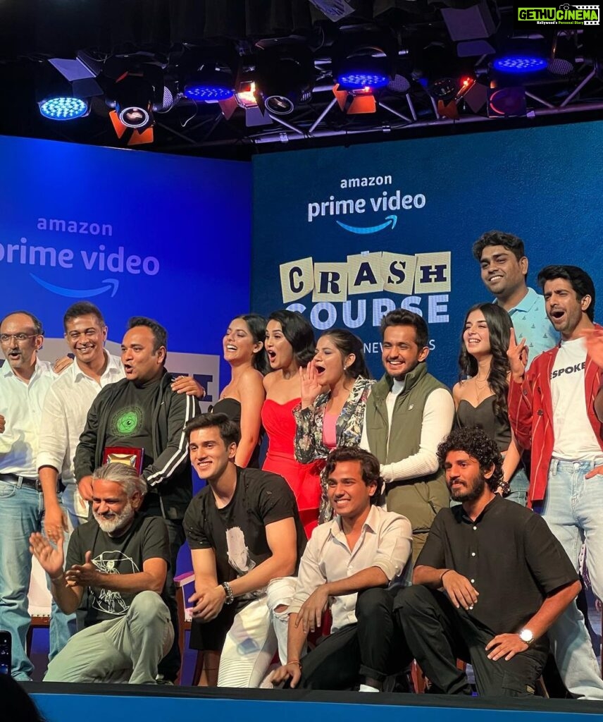Riddhi Kumar Instagram - About last night ✨ So grateful and honoured to be a part of the @primevideoin family. Thank you so much @manish.hariprasad @vjymaurya @rainaroy6 for having me onboard and giving me this incredible character. Feeling very blue today but there’s no other color I want right now! 💙🤗 @owlet.films MUA @jui_themakeupartist National College Bandra