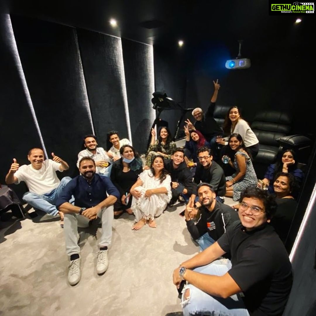 Riddhi Kumar Instagram - Cheers from team HUMAN 🥂 Thank you for the lovely evening @shefalishahofficial Ma’am and Vipul sir! (YOUR HOUSE IS GORGEOUS.) It was so incredible to meet the wonderful actors and people that you all are 💕 Also, we missed you @mozezsingh sir!🥺 Human is now streaming on @disneyplushotstar 💉 Mumbai, Maharashtra