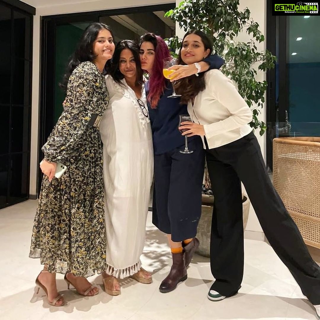 Riddhi Kumar Instagram - Cheers from team HUMAN 🥂 Thank you for the lovely evening @shefalishahofficial Ma’am and Vipul sir! (YOUR HOUSE IS GORGEOUS.) It was so incredible to meet the wonderful actors and people that you all are 💕 Also, we missed you @mozezsingh sir!🥺 Human is now streaming on @disneyplushotstar 💉 Mumbai, Maharashtra