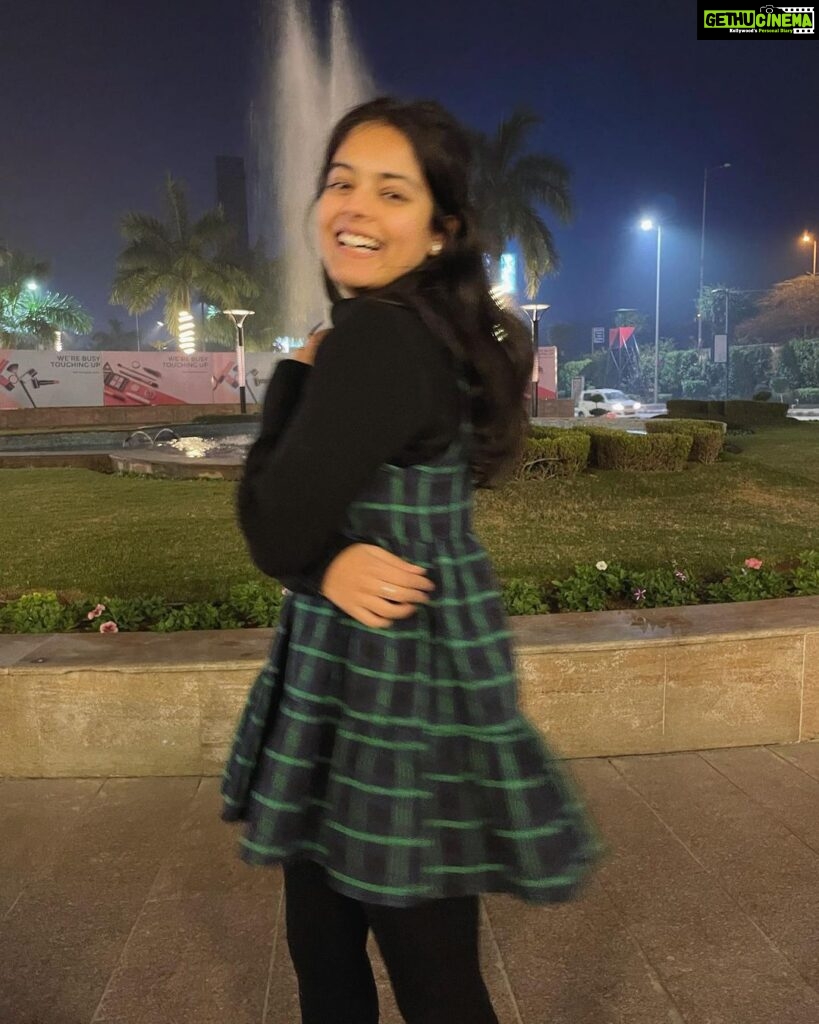 Riddhi Kumar Instagram - The earth has completed an orbit like it always does but let’s turn it into an extraordinary concept of self evolution on a yearly basis which degrades till the end of 365 days 🥰 Happy new year!🥳