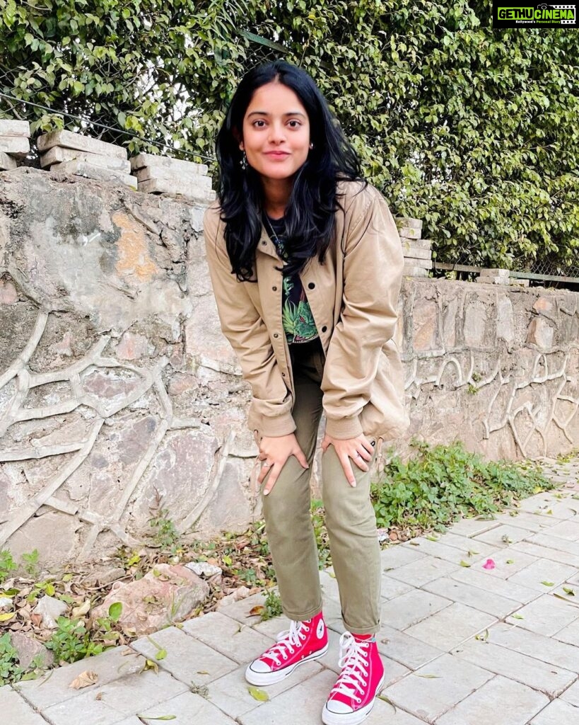 Riddhi Kumar Instagram - Excited about these new red shoes!! 👟💃🏻 प्यार करने वालों के दिल में ओर जलने वालों के दिमाग़ में