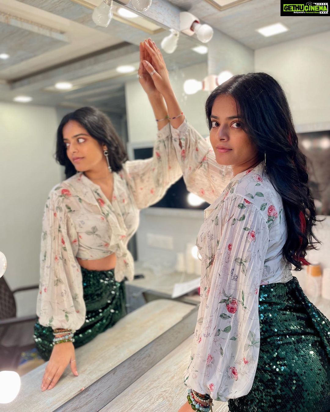 Riddhi Kumar Instagram - Thank you all so much for the love pouring in for Shanaya! 💕 Crash Course has been such a beautiful dream and I’m still snoring my days away not wanting to wake up anytime soon haha! To all the DMs and voice notes and comments and msgs I’ve been reading and hearing all of it with moist eyes and some butterflies. Thank you @owlet.films for having me on board and such a smooth journey. Thank you @manish.hariprasad sir and @rainaroy6 for giving me Shanaya and her incredible story. For being a mentor and a friend. Thank you @vjymaurya sir for your guidance and for being my first and best Co actor on set and for introducing me to another level of the craft that I didn’t even know I could touch for a long time. Thank you @primevideoin for this beautiful debut. I’m so grateful to be a part of the family now. Last but NEVER the least a huge thanks to all my incredible Co actors and friends for being themselves and giving their everything to the show @anveshavij @hetalgada19 @reel_anushka @hridhuharoon @mohit_solanki_1_ @bhavesh_roxx @aryan01s @pranaypachauri @bhanuudayofficial @justudit Grateful and proud of this journey that has just begun! 🦋 #crashcourseonprime #crashcourse #primevideo